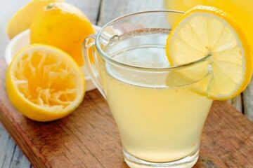 agua con limón por las mañanas